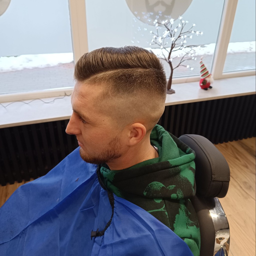 Nowoczesne męskie cięcie z wyraźnym przedziałkiem i płynnym fade