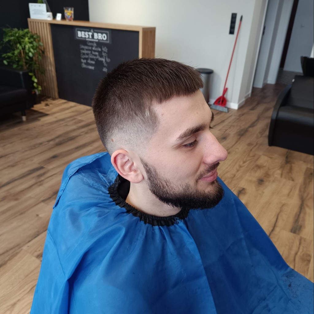 Precyzyjne cieniowanie po bokach i zadbana broda